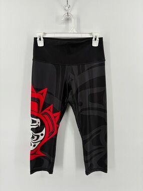 Nominou Stylish Black and Red Capris Bird Eagle Maple Leaf Artwork